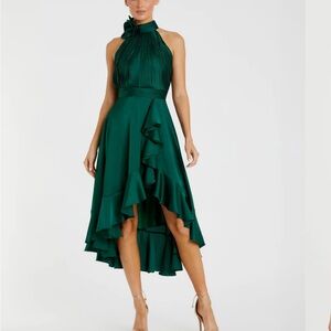 MAC DUGGAL
Green Halter Neck Flower Detail Ruffled
Midi Dress
$398 USD